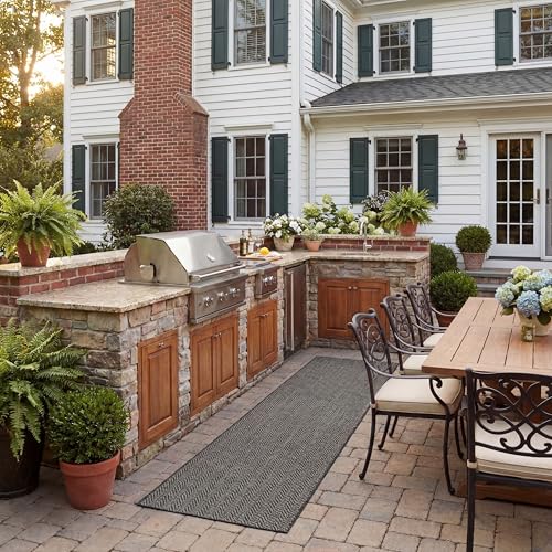 SAFAVIEH Courtyard 2'3" x 10' Runner